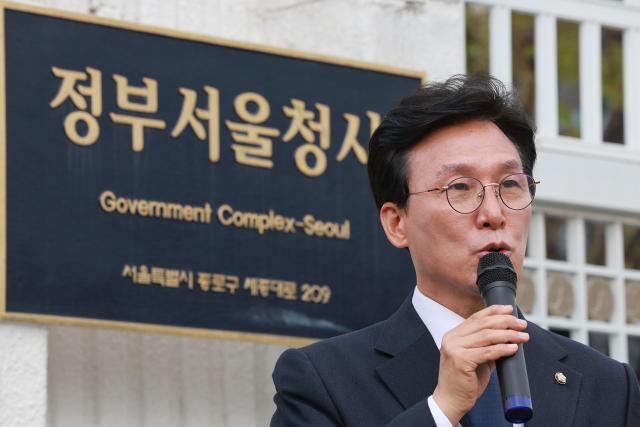 김민석 더불어민주당 최고위원이 지난 17일 서울 종로구 정부서울청사 앞에서 한덕수 대통령 권한대행 국무총리가 미국의 관세 부과 조치와 관련해 협상에 임해서는 안 된다고 주장하며 1인 시위와 기자회견을 하고 있다 사진연합뉴스