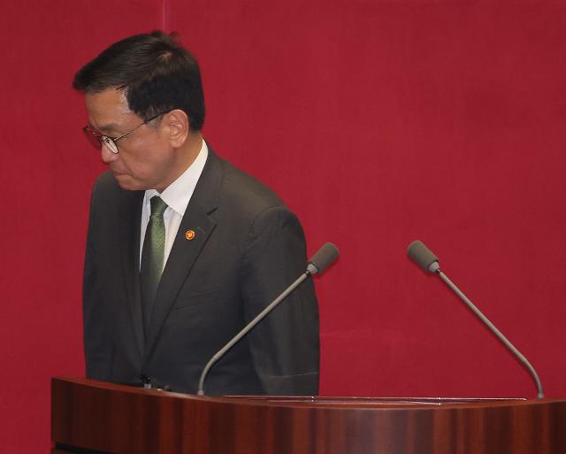 최상목 경제부총리 겸 기획재정부 장관이 1일 국회에서 본회의 표결 절차를 마친 뒤 회의장를 떠나고 있다사진연합뉴스