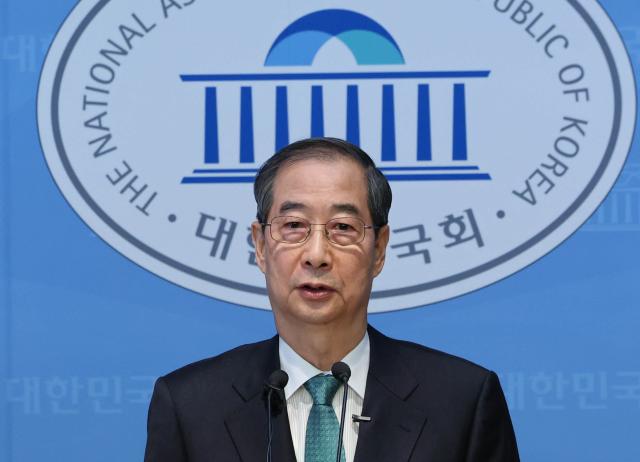 한덕수 전 국무총리가 2일 서울 여의도 국회 소통관에서 대통령 선거 출마를 선언하고 있다 사진연합뉴스