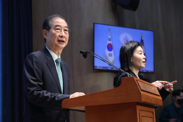 Han Duck-soo declares presidential run, pledges constitutional reform and early exit