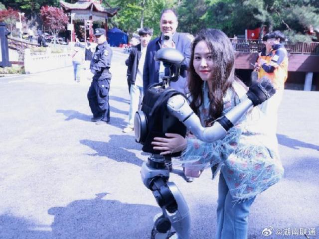 후난성 양밍산 진달래꽃바다 관광지에서 관광객이 휴머노이드 로봇과 교류하고 있다 사진웨이보