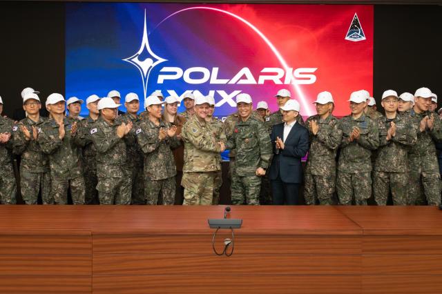 제1회 한미 연합 우주위협 대응연습 참가자들이 기념사진을 촬영하고 있다 사진합동참모본부