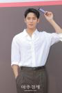 [포토] 세븐틴 민규, 스니커즈 멋지게 들고 포즈