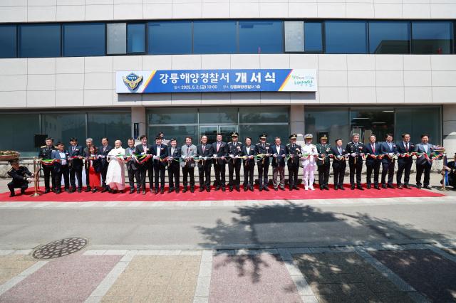 해양경찰 주요 관계자와 지역 주요 인사 관계 기관 관계자 등이 개서식을 축하하고 있다 사진이동원 기자