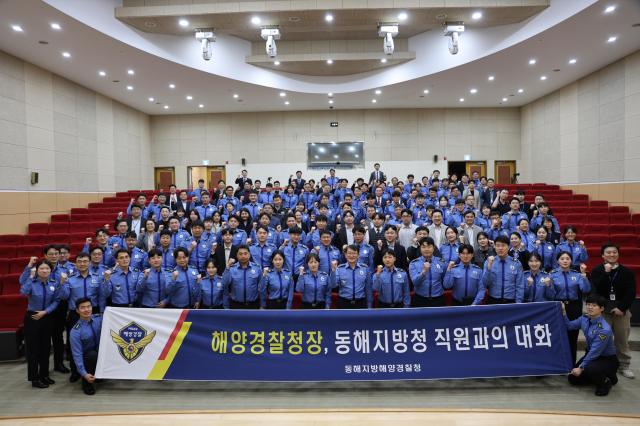 김용진 해양경찰청장앞줄 가운데이 지난 1일 동해지방해양경찰청을 방문하여 현장 직원들과 격의 없는 소통의 시간을 가지고 있다 사진동해해경청