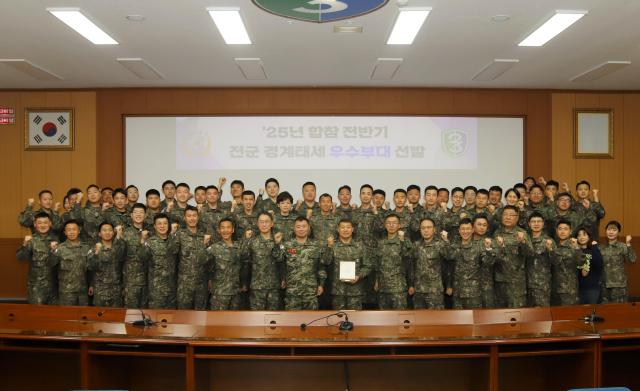 여단 간부들이 모여 함참 경계태세 우수부대 선발을 축하하며
기념사진을 촬영하고 있다 사진육군 제23경비여단