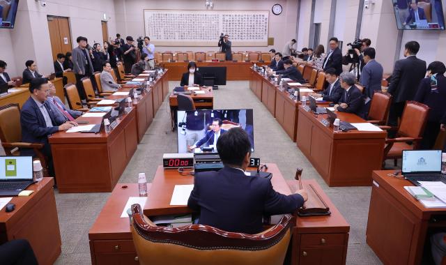 법제사법위원회 전체회의에서 정청래 법사위원장이 의사봉을 두드리고 있다 사진연합뉴스