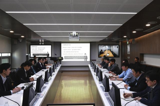 윤두현 그랜드코리아레저 사장 등 임직원들이 2일 정보보안 전략회의를 진행하고 있다 사진그랜드코리아레저