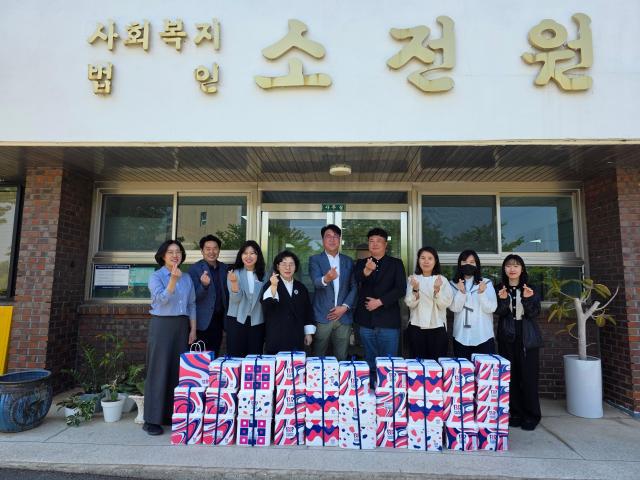 조영탁 대표가 2일 무안군 일로읍에 위치한 사회복지법인 소전원에 아이스크림 30박스120인분를 기탁하며 어린이날을 맞은 아이들에게 달콤한 선물을 전달했다사진김옥현 기자