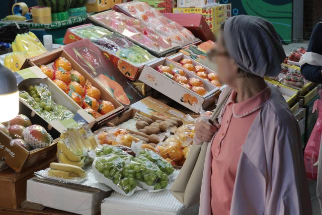 Koreas inflation holds steady in April, driven by food prices