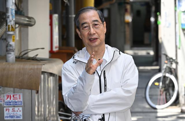 한덕수 전 국무총리가 2일 서울 종로구의 한 식당에서 오세훈 서울시장과 오찬 간담회를 마치고 백브리핑을 하고 있다 사진연합뉴스