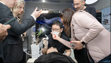 김종서 김종서성형외과 원장이 콜라겐 스티뮬레이터를 활용한 라이브 시술을 선보이고 있다사진시지바이오