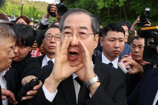 한덕수, 5·18 묘지 참배 가로막혀…"저도 호남 사람" 호소
