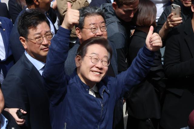 이재명 더불어민주당 대선 후보가 골목골목 경청투어 방문 이틀째인 지난 2일 강원도 화천군 중앙로 거리에서 지지자들을 향해 인사하고 있다 사진연합뉴스