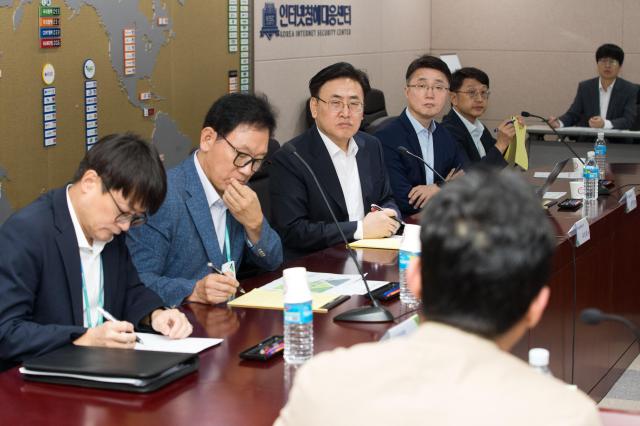유상임 과학기술정보통신부 장관이 3일 오전 서울 송파구 한국인터넷진흥원 인터넷침해대응센터를 방문해
사이버 침해 모니터링 및 대응 현황을 점검하고 통신사 및 플랫폼 기업
SK텔레콤 KT LG유플러스 네이버 카카오 쿠팡 우아한형제들의 정보보호 현황을 점검하고 있다사진과기정통부