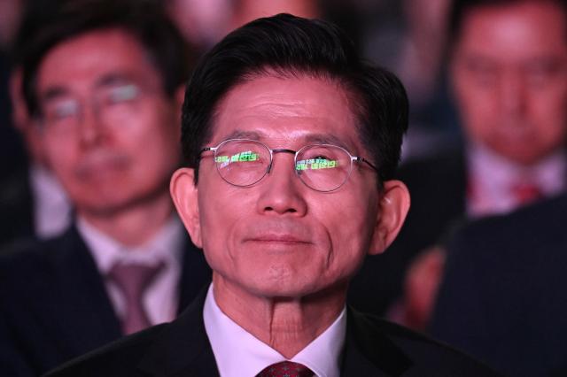 김문수 국민의힘 대선 경선 후보가 3일 경기 고양시 킨텍스에서 열린 국민의힘 최종 대선 후보 선출을 위한 전당대회에서 결과를 기다리고 있다 202553 사진연합뉴스