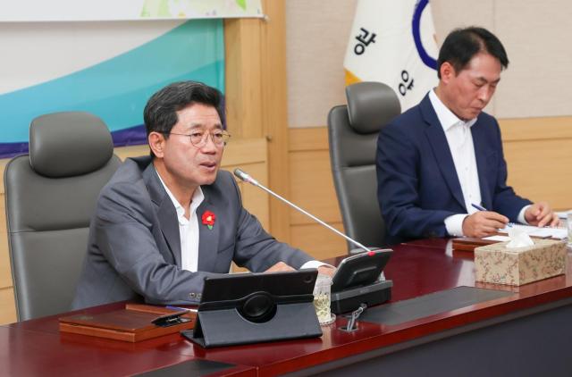 정인화 광양시장이 5월 확대간부회의를 열고 공직선거법 준수 여름철 자연재난 대비 부서별 주요 현안 추진 상황을 집중 점검했다 사진광양시