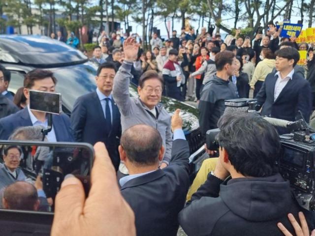 더불어민주당 이재명 대선 후보가 골목골목 경청투어의 일환으로 지난 3일 강원도 삼척 해수욕장을 방문하고 있다 사진이동원 기자