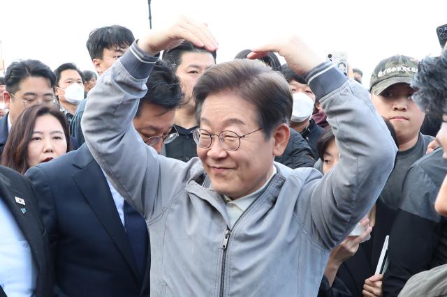 이재명 더불어민주당 대선 후보가 골목골목 경청투어 사흘째인 3일 강원도 동해안 지역의 민심을 공략하기 위해 삼척해수욕장을 찾아 도민들에게 손하트를 그리며 인사하고 있다 사진연합뉴스