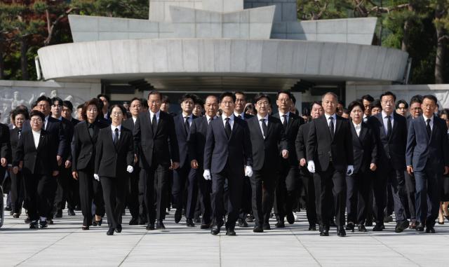 김문수 국민의힘 대선 후보가 4일 서울 동작구 국립서울현충원을 찾아 현충탑에 참배를 마친 뒤 이동하고 있다 사진연합뉴스