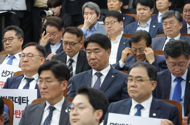 대법원이 더불어민주당 이재명 대선후보의 공직선거법 위반 혐의 2심 무죄판결을 파기 환송한 1일 서울 여의도 국회에서 열린 민주당 긴급의원총회에서 의원들이 굳은 표정을 짓고 있다 사진연합뉴스