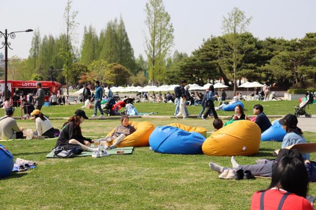 고양국제꽃박람회 한울광장에서 관람객들이 피크닉을 즐기고 있다 사진고양시