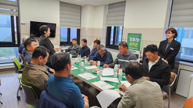 곡성군 농업경영인회 임원진과 읍·면 대표자 농정과 관계자 등 15명이 참석한 가운데 조직의 지속가능한 운영 전략과 대내외 협력체계 구축 방안을 주제로 토론을 하고 있다 사진곡성군
