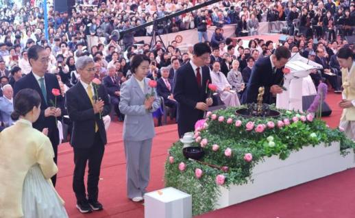 [포토] 대선 후보 부처님오신날 봉축법요식 헌화
