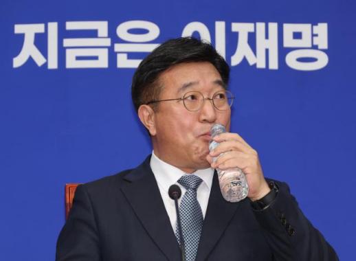 민주 "조희대 대법원장, 모든 후보 공판일 대선 뒤로 미뤄야"