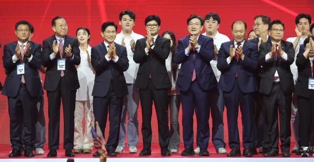 국민의힘 대선 후보로 선출된 김문수 후보가 3일 경기 고양시 킨텍스에서 열린 국민의힘 전당대회에서 한동훈 후보를 포함한 참석자들과 기념촬영을 하고 있다 사진연합뉴스