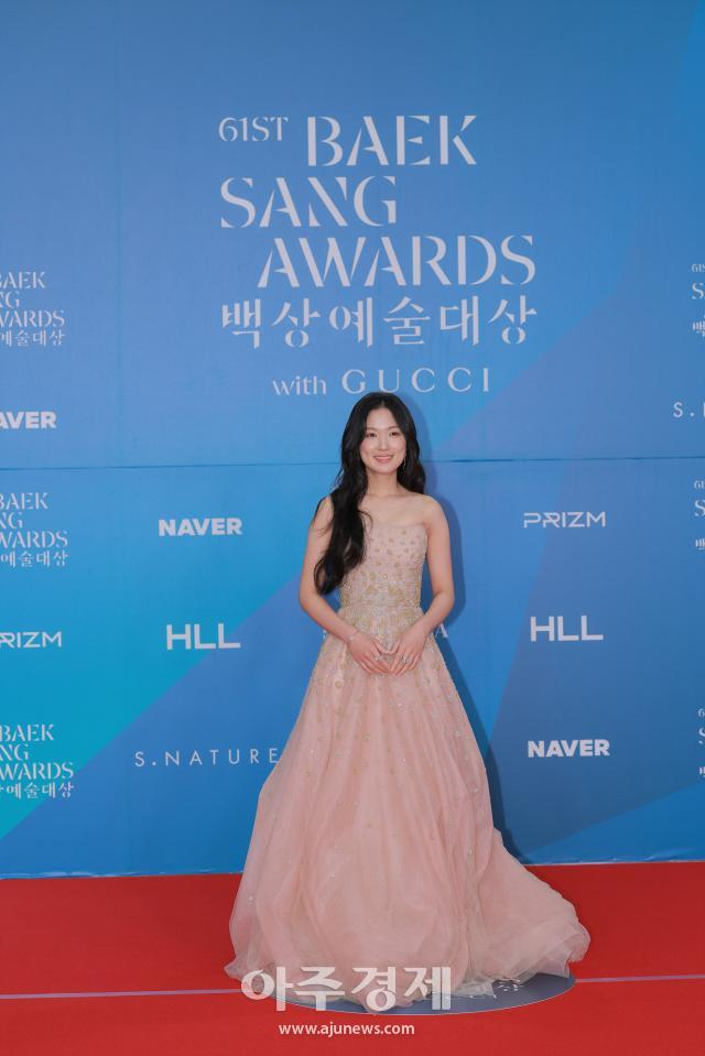 [포토] 백상예술대상 레드카펫 밟는 김혜윤