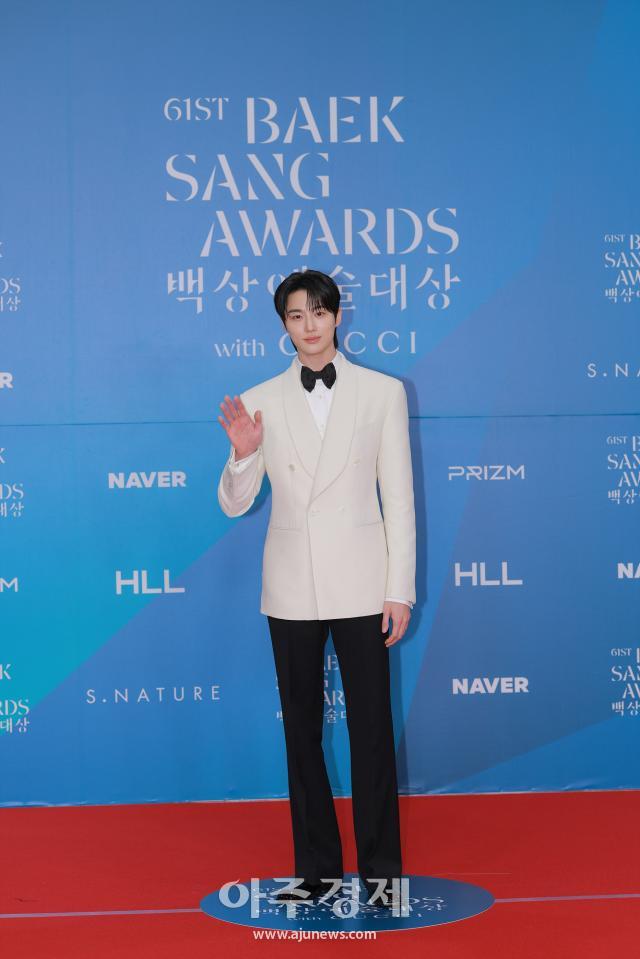 [포토] 백상예술대상 레드카펫 밟는 변우석