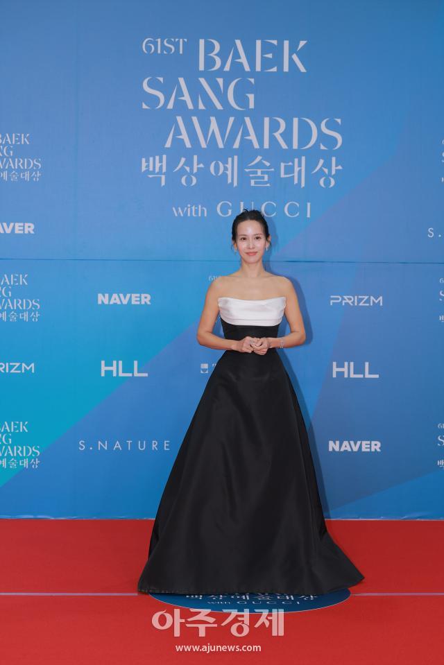 [포토] 백상예술대상 레드카펫 밟는 조여정