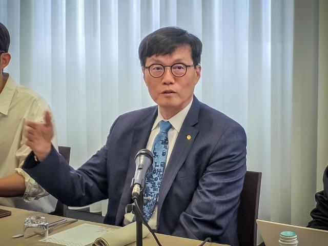 이창용 한국은행 총재가 5일현지시간 오전 아시아개발은행ADB 연차 총회 참석차 방문한 이탈리아 밀라노에서 국내 기자단과 간담회에서 발언하고 있다 사진한국은행