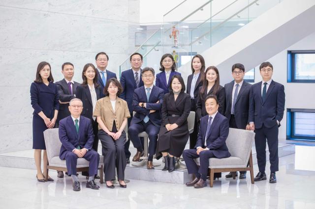 첫째줄 좌측부터 주광수 고문 최정은 변호사 김성태 변호사 손정현 변호사 최병철 고문
둘째줄 좌측부터 홍수희 변호사 김현욱 변호사 김솔 전문위원 변영식 고문 이훈 전문위원 최은정 변호사 김정은 전문위원 노지은 변호사 이재솔 변호사 김진욱 변호사 사진법무법인 세종