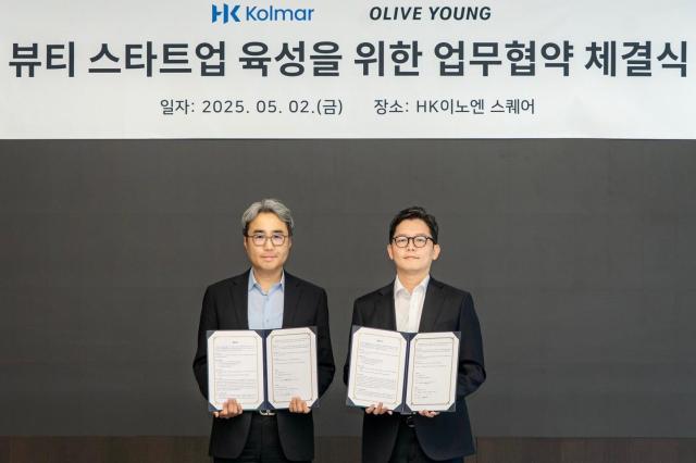 허현행 한국콜마 경영기획본부장왼쪽과 장지민 CJ올리브영 경영지원담당이 기념 사진을 찍고 있는 모습 사진CJ올리브영