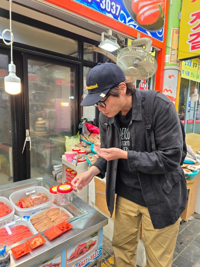 젓갈을 시식 중인 최다니엘 사진기수정 기자