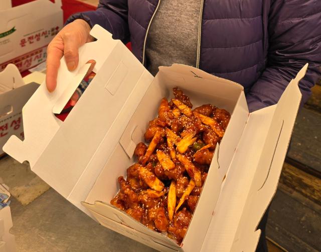 속초관광수산시장에서 맛볼 수 있는 더덕닭강정 사진기수정 기자