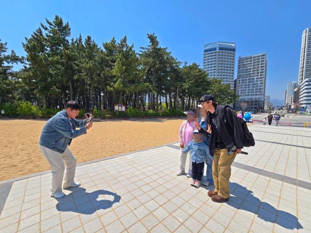 속초해변을 찾은 배우 최다니엘이 여행객의 사진촬영 요청에 흔쾌히 응했다 사진기수정 기자