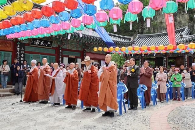 삼화사에서 불기 2569년 부처님 오신 날을 기념하는 봉축법요식이 성대하게 봉행되고 있다 사진이동원 기자
