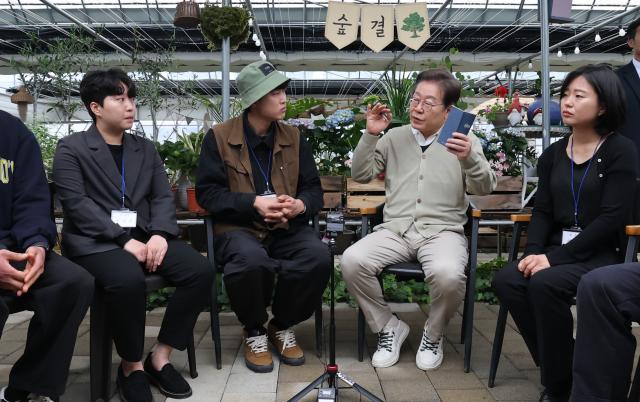 이재명 더불어민주당 대선 후보가 골목골목 경청투어 국토종주편에 나선 6일 충북 보은군 화훼농원 숲결에서 열린 충북 청년 농업인 간담회에서 인사말을 하고 있다 사진연합뉴스