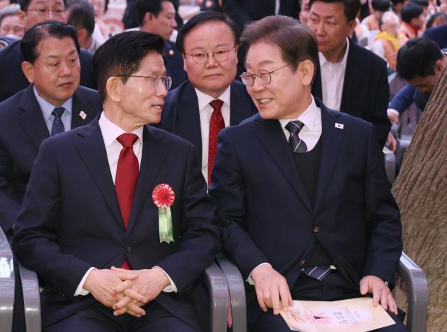 이재명 더불어민주당 대선 후보오른쪽와 김문수 국민의힘 대선 후보가 5일 서울 종로구 조계사에서 열린 불기 2569년 부처님오신날 봉축법요식에 참석해 대화하고 있다 사진연합뉴스