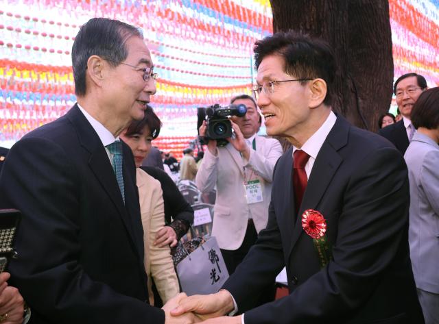 왼쪽부터 한덕수 무소속 대선 예비 후보와 김문수 국민의힘 대선 후보가 지난 5일 서울 종로구 조계사에서 열린 불기 2569년 부처님오신날 봉축법요식을 마친 뒤 인사하고 있다 사진연합뉴스