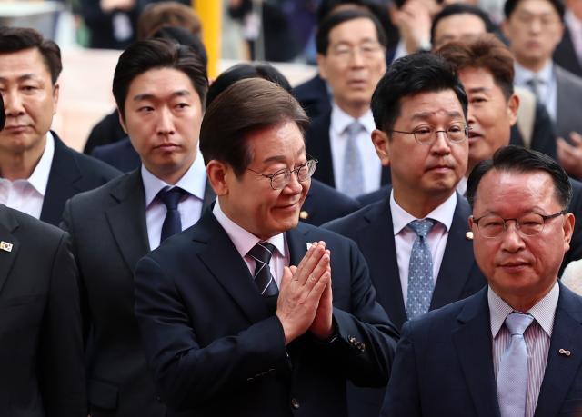 더불어민주당 이재명 대선 후보가 5일 서울 종로구 조계사에서 열린 불기 2569년 부처님오신날 봉축법요식에 참석하고 있다 사진연합뉴스