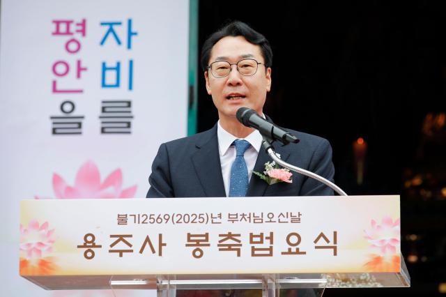 정명근 화성특례시장이 6일 용주사에서 봉축법요식에 참석해 축사를 말하고 있다 사진화성시