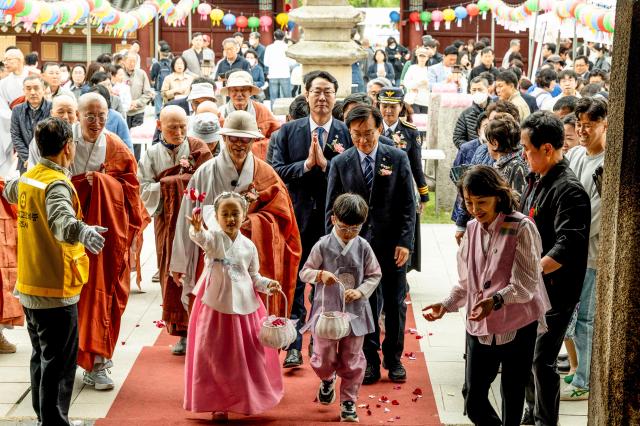 정명근 화성특례시장이 6일 용주사에서 봉축법요식에 참석하고 있다 사진화성시