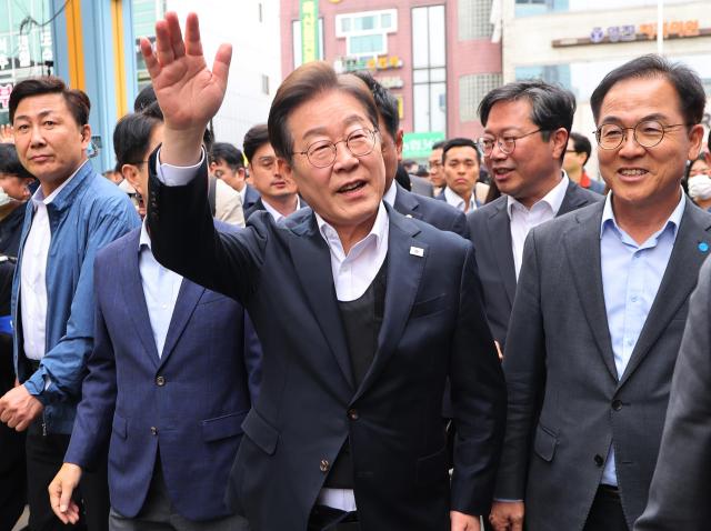 더불어민주당 이재명 대선 후보가 5일 경기도 양평군 양평물맑은시장에서 열린 골목골목 경청투어에서 시민들에게 인사하고 있다 사진연합뉴스
