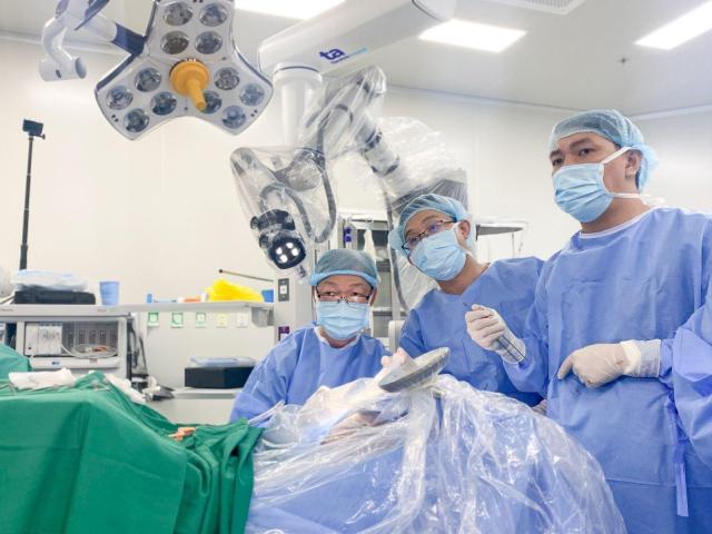 베트남 호찌민시 떰아인Tam Anh 종합병원에서 AI 로봇을 이용해 뇌와 척수 수술을 진행하고 있다 사진베트남통신사