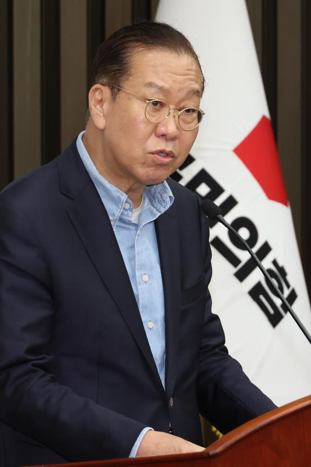 권영세 국민의힘 비상대책위원장이 6일 서울 여의도 국회에서 열린 의원총회에서 후보 단일화를 촉구하고 있다 사진연합뉴스