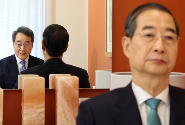 무소속 한덕수 대선 예비후보와 이낙연 전 국무총리가 6일 서울 중구 컨퍼런스하우스달개비에서 오찬 회동을 하고 있다 사진연합뉴스